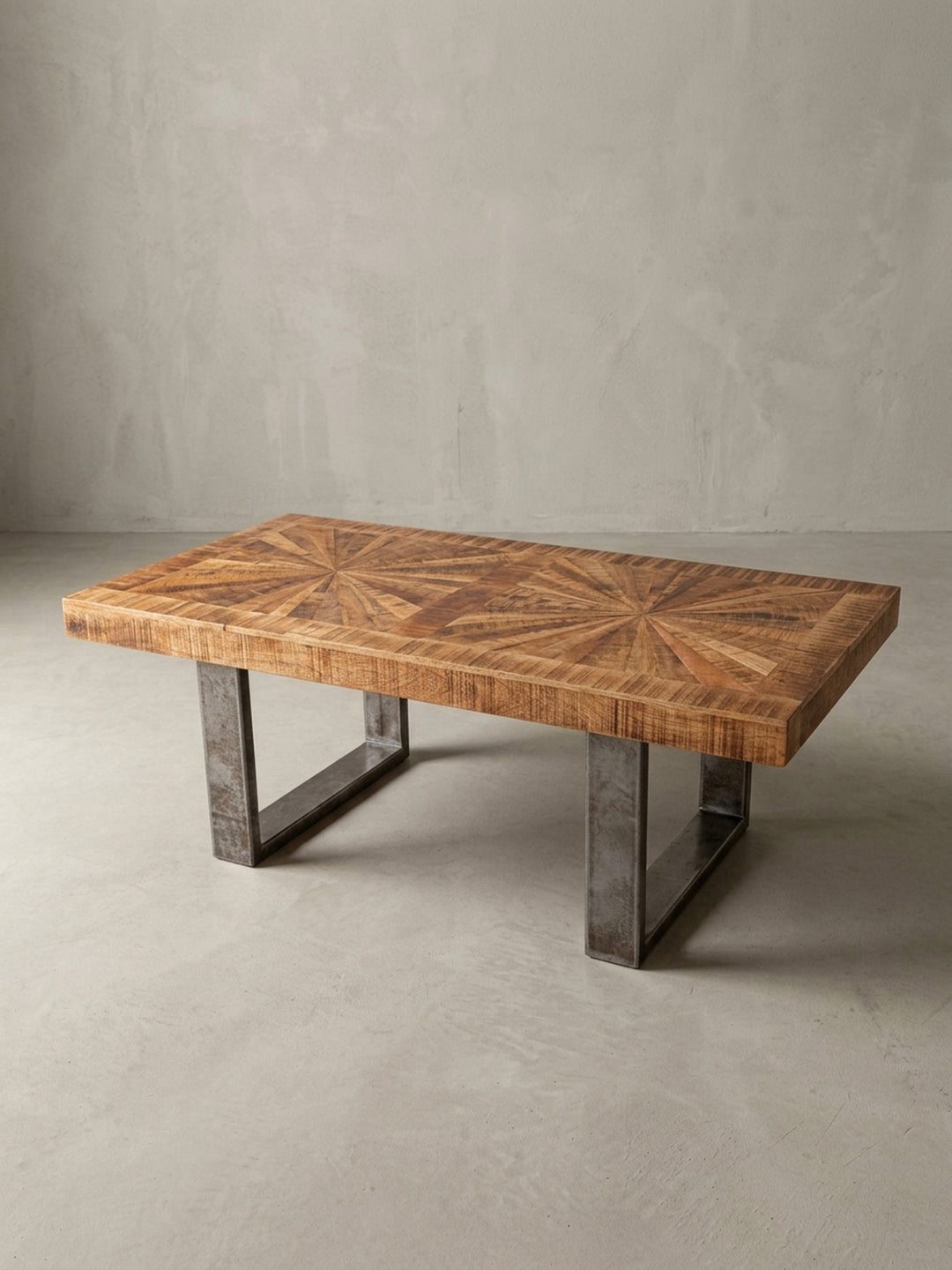 Alternative Perspektive auf den Massivholz-Couchtisch im Industrie-Look. Die lebhafte Maserung des Mangoholzes verleiht dem funktionalen Möbelstück eine warme, natürliche Ausstrahlung._