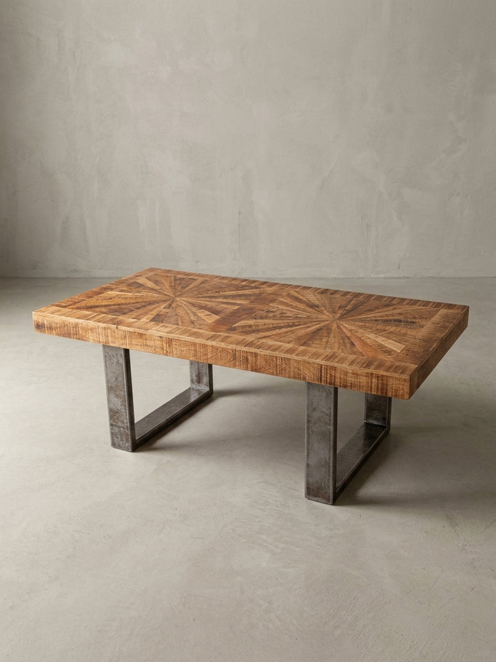 Alternative Perspektive auf den Massivholz-Couchtisch im Industrie-Look. Die lebhafte Maserung des Mangoholzes verleiht dem funktionalen Möbelstück eine warme, natürliche Ausstrahlung._