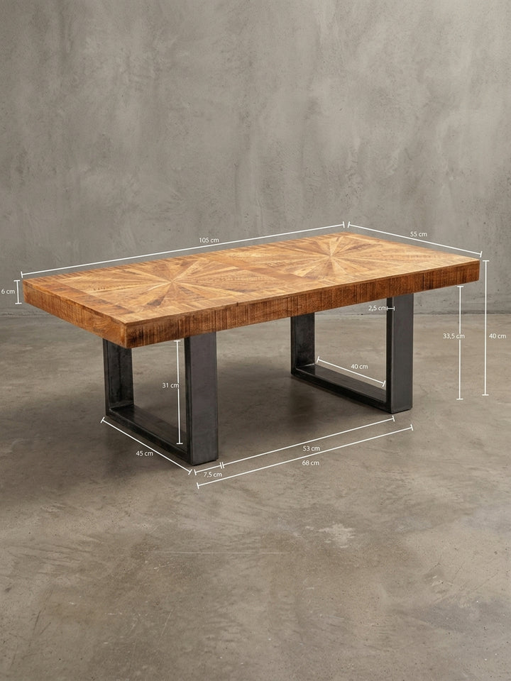 Detailansicht der rückseitigen Konstruktion des Sofatisches. Die stabile Verbindung zwischen der 105cm langen Holzplatte und den lackierten Eisenbeinen garantiert eine hohe Belastbarkeit._