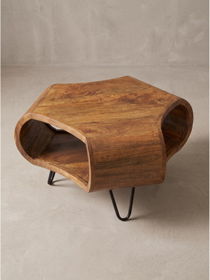 Seitliche Perspektive Wohnzimmertisch 60cm Holz organische Form mit offener Ablagefläche_