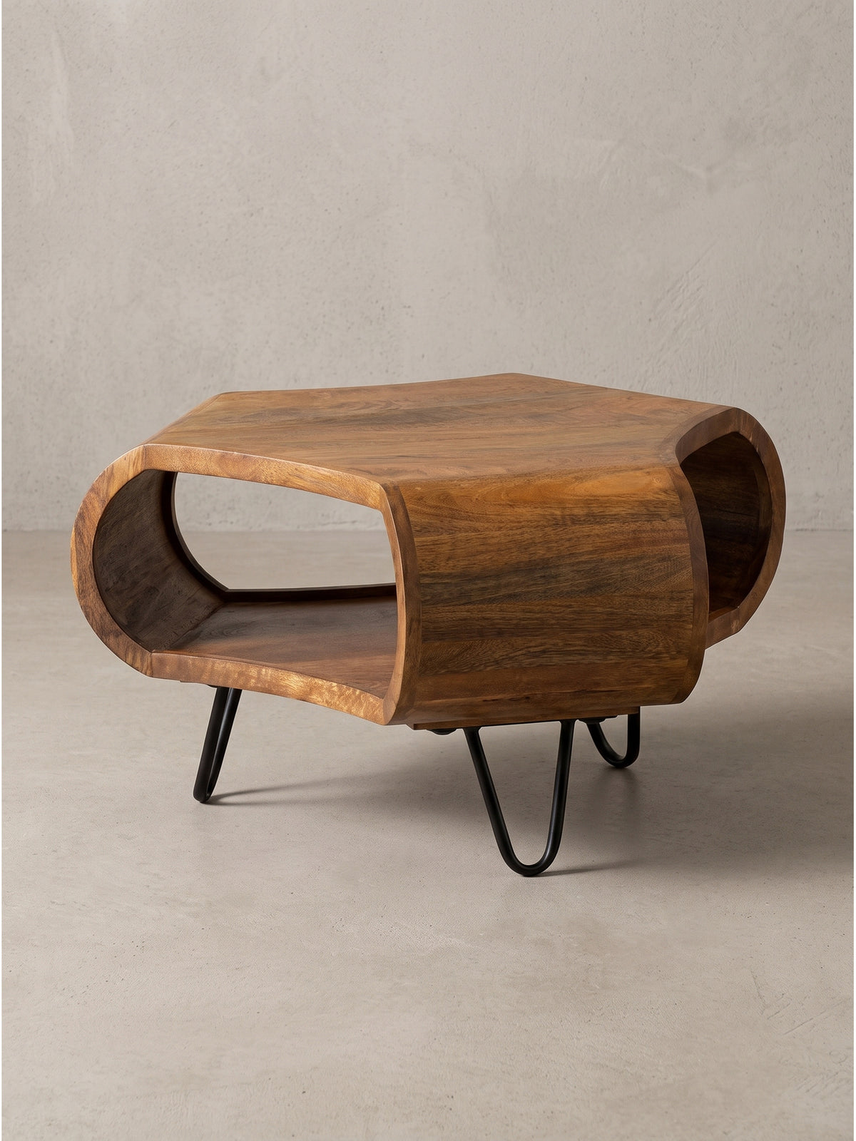 Vorderansicht Couchtisch aus Mango Massivholz mit Stauraum und schwarzen Hairpin Beinen freigestellt_