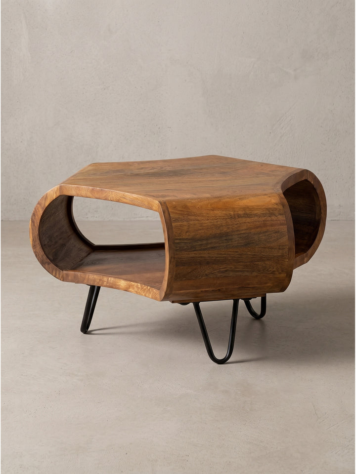 Vorderansicht Couchtisch aus Mango Massivholz mit Stauraum und schwarzen Hairpin Beinen freigestellt_