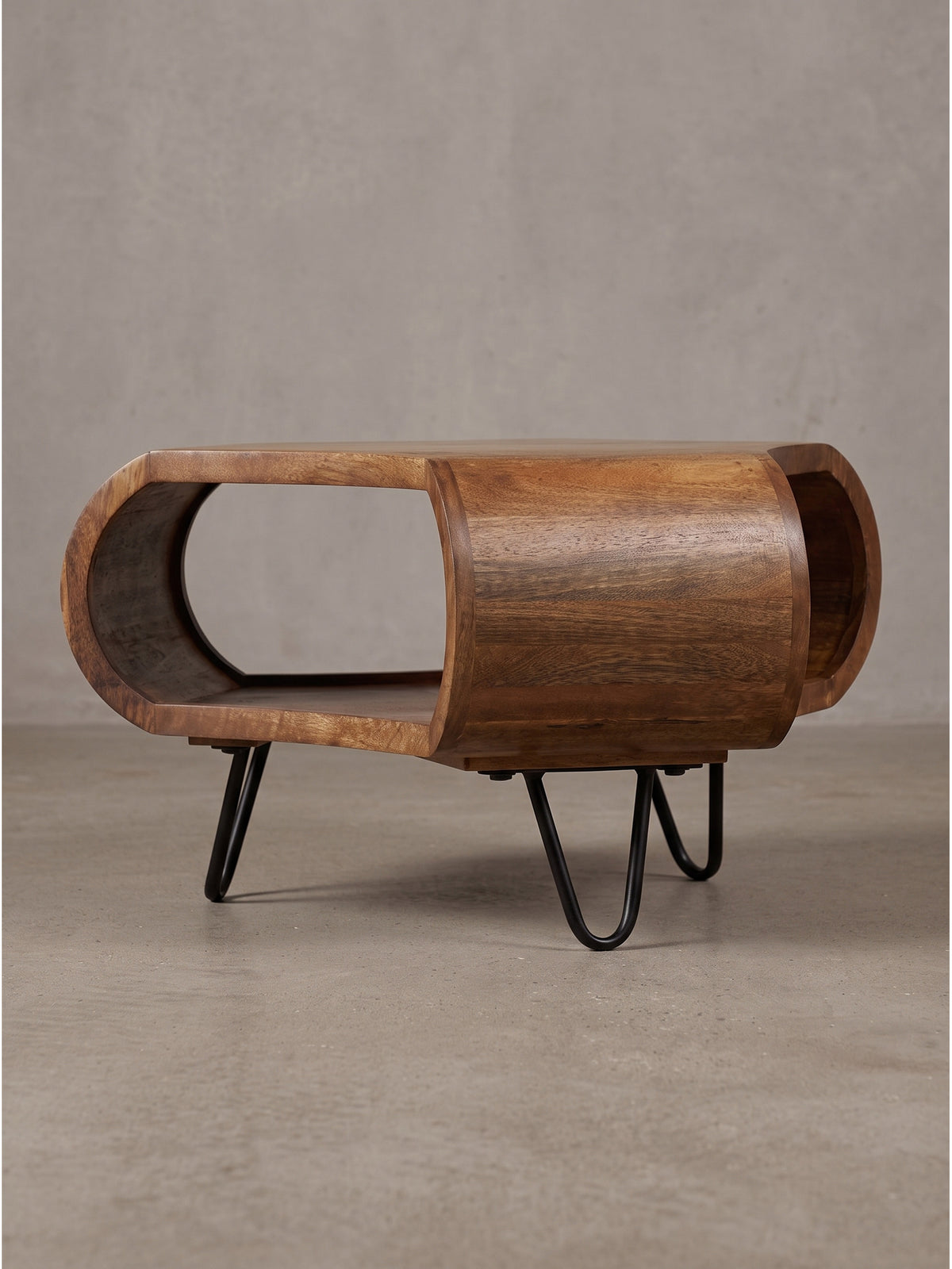 Detailansicht der geschwungenen Seitenwände am Massivholz Couchtisch im Industrial Look