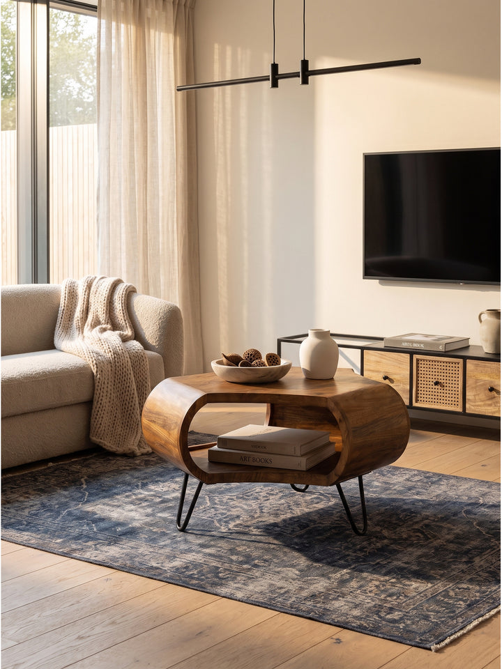 Gemütliche Sitzecke mit organischem Holztisch dunklen Metallbeinen und modernem Sofa in warmen Erdtönen_