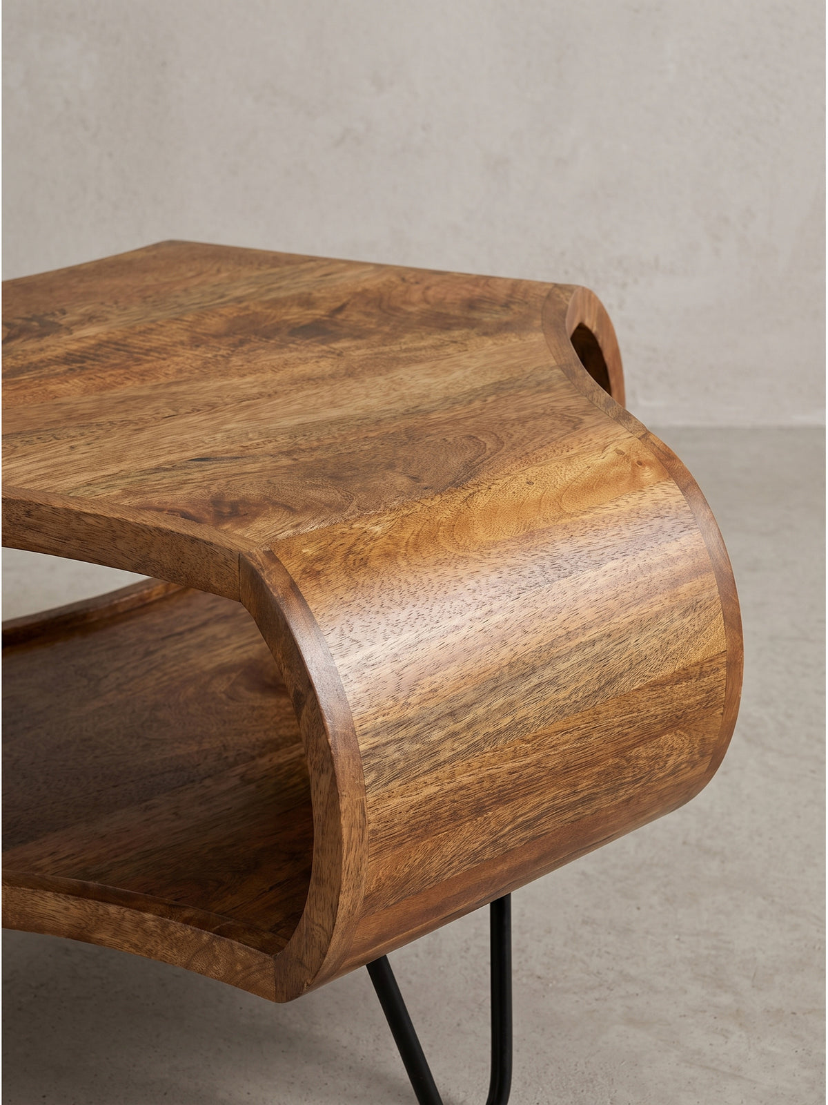 Gesamtansicht Design Wohnzimmertisch Holz organische Form auf weißem Hintergrund