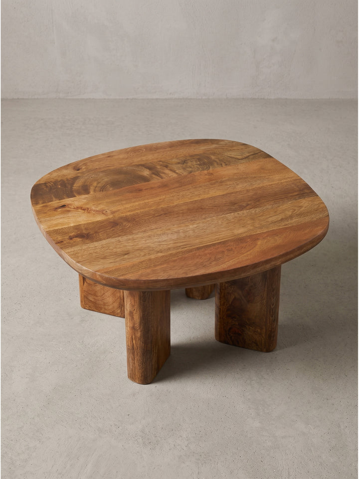 Halbseitige Perspektive des 60x60 cm großen quadratischen Echtholztisches zeigt die elegant geschwungenen Seitenlinien und robuste handwerkliche Verarbeitung._