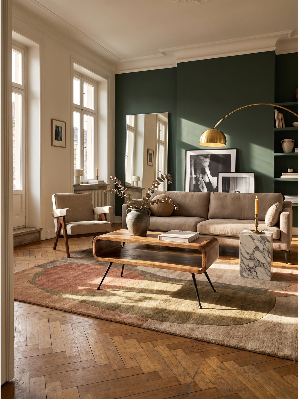Länglicher Couchtisch aus Mangoholz mit schwarzem Metallgestell 105x40x45 cm vor waldgrüner Wand im Wohnzimmer_