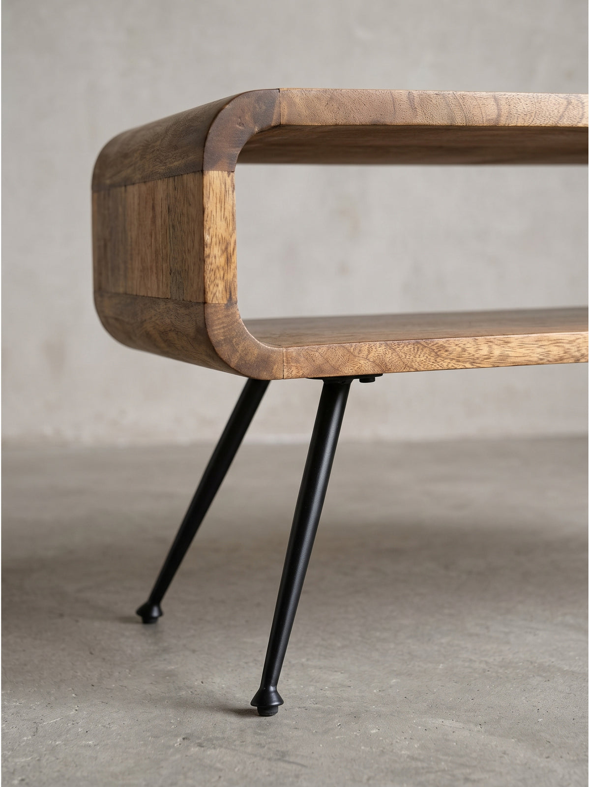 Perspektivische Ansicht des hochwertigen Holztisches im 60er Jahre Design mit deutlicher Naturholzstruktur