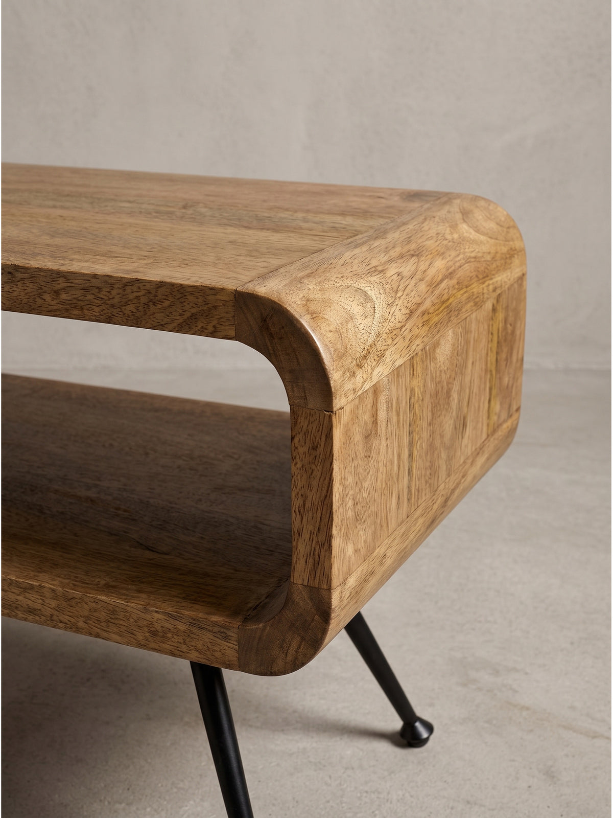 Gesamtansicht des handgefertigten Naturholz-Couchtisches mit großzügigem Stauraumfach in minimalistischer Umgebung