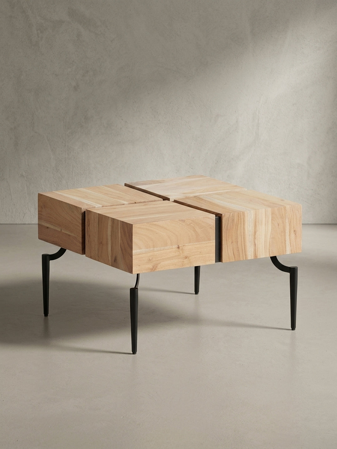 Der kompakte Cube-Couchtisch aus massivem Akazienholz und schwarzem Metallgestell, eine moderne und funktionale Ergänzung für jedes stilbewusste Wohnzimmer._
