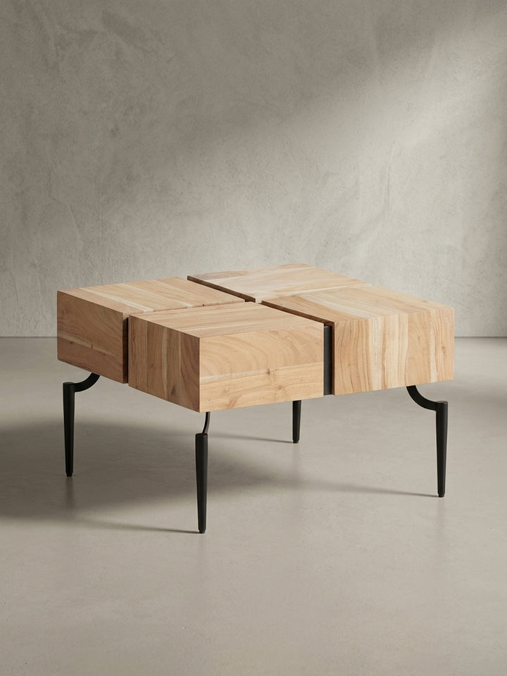 Der kompakte Cube-Couchtisch aus massivem Akazienholz und schwarzem Metallgestell, eine moderne und funktionale Ergänzung für jedes stilbewusste Wohnzimmer._
