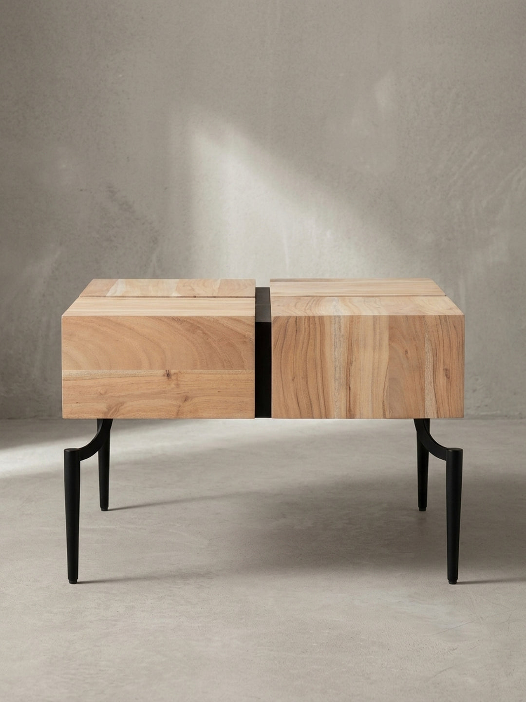Makroaufnahme eines der eleganten, schwarz lackierten Eisengestelle des Couchtisches, das die hochwertige Verarbeitung und das minimalistische Design unterstreicht._