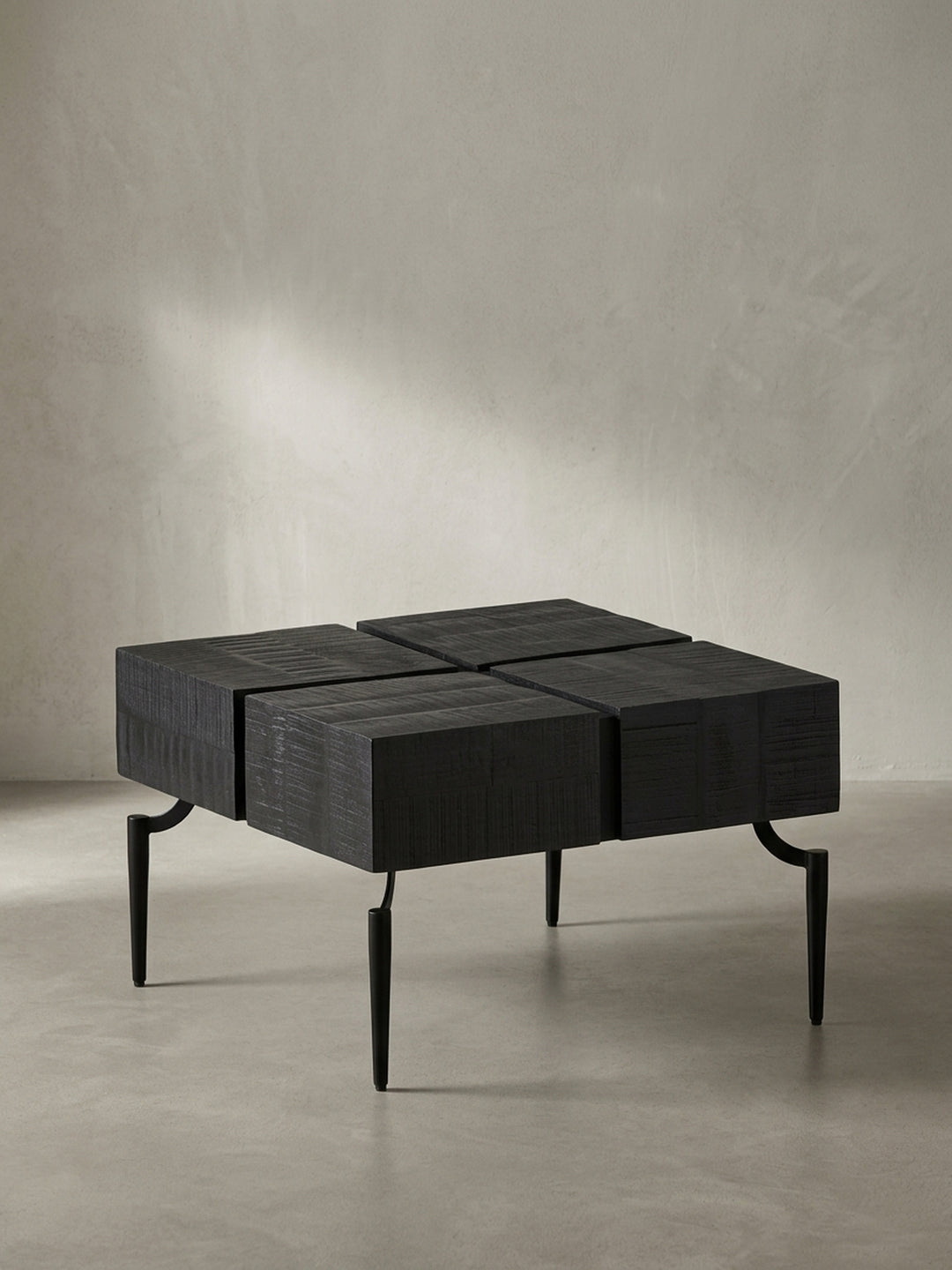 Frontansicht des quadratischen Couchtischs in 60x60 cm aus massivem Mangoholz in Schwarz, freigestellt vor weißem Hintergrund._