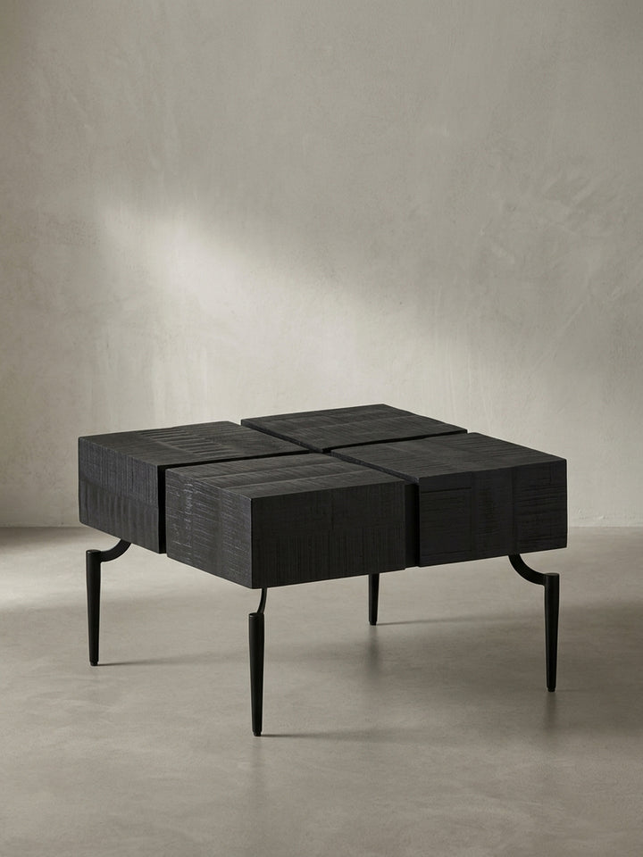 Frontansicht des quadratischen Couchtischs in 60x60 cm aus massivem Mangoholz in Schwarz, freigestellt vor weißem Hintergrund._