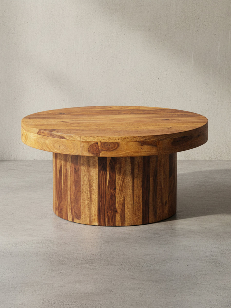 Runder Couchtisch (60x30 cm) aus massivem Sheesham-Holz mit Säulenfuß, freigestellt vor weißem Hintergrund, zeigt seine robuste und organische Form._