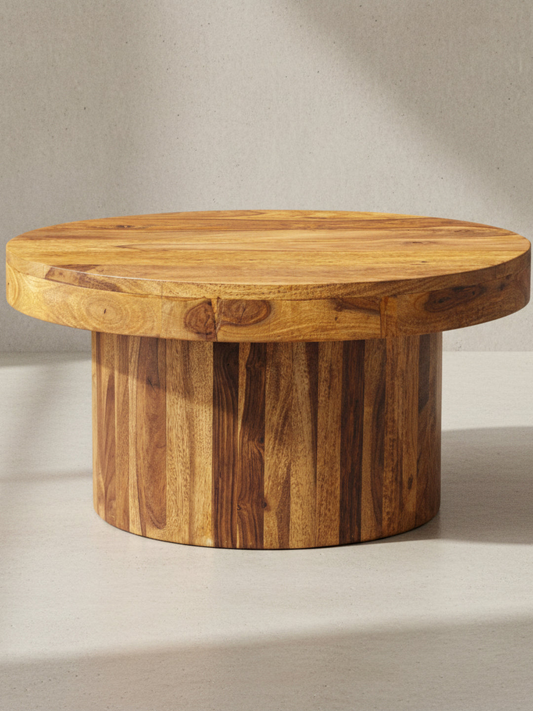 Detailaufnahme der Verbindung zwischen der 6 cm dicken Tischplatte und dem 40 cm breiten Standfuß des massiven Stubentisches aus Sheesham-Holz._