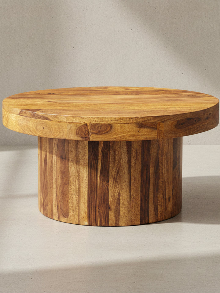 Detailaufnahme der Verbindung zwischen der 6 cm dicken Tischplatte und dem 40 cm breiten Standfuß des massiven Stubentisches aus Sheesham-Holz._
