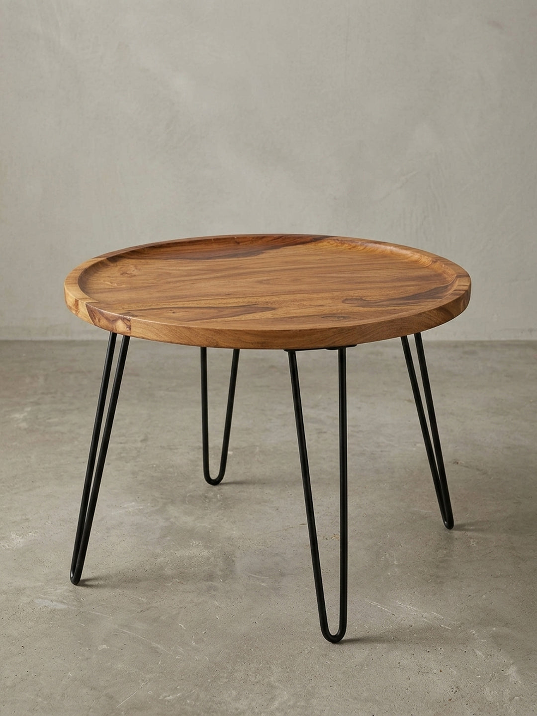 Gesamtübersicht des runden Massivholz-Couchtisches. Ein zeitloses Wohnzimmermöbel, das warme, natürliche Materialien und leichtes industrielles Flair elegant verbindet._