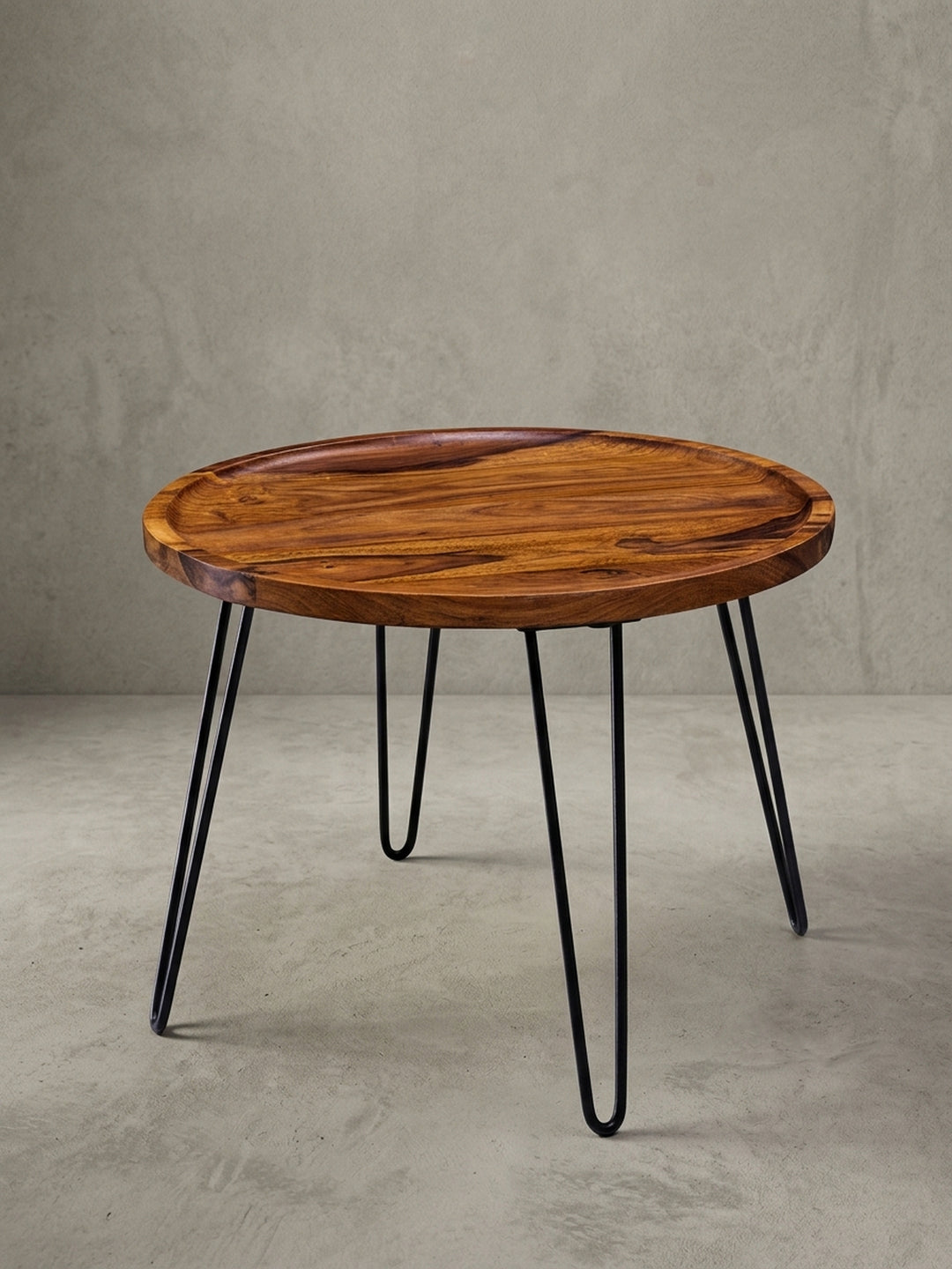 Runder Couchtisch aus Sheesham Massivholz mit Maßen. Der Wohnzimmertisch hat einen Durchmesser von 60 cm und schwarze Hairpin Beine aus Metall._