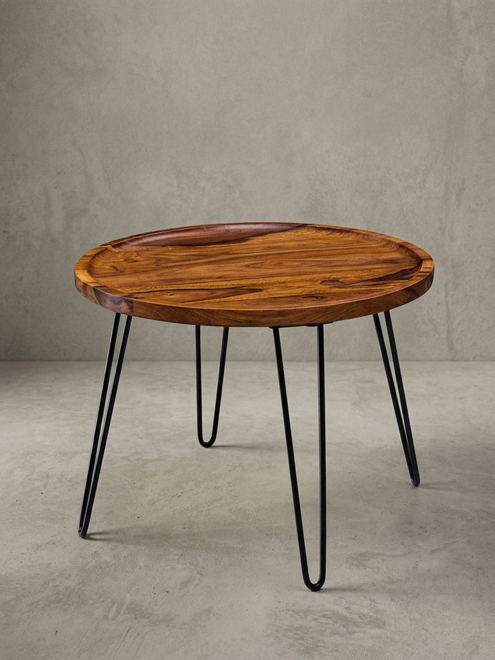 Runder Couchtisch aus Sheesham Massivholz mit Maßen. Der Wohnzimmertisch hat einen Durchmesser von 60 cm und schwarze Hairpin Beine aus Metall._