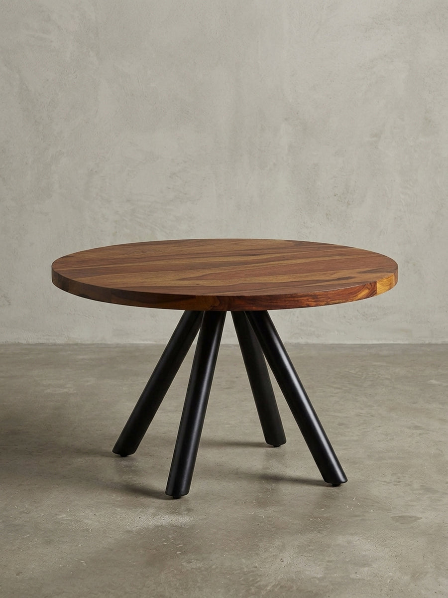 Ein Überblick über den modernen Stubentisch, der den eleganten Materialmix aus warmem Sheesham-Holz und kühlem, schwarzem Metall präsentiert._