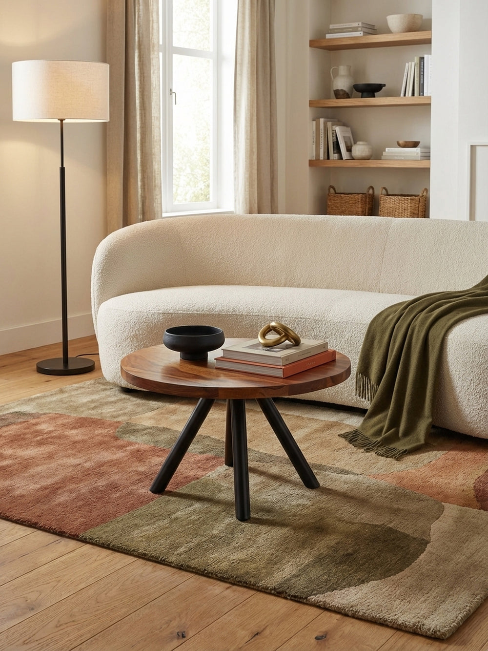 Von oben fotografierter runder Sofatisch aus Massivholz mit 60 cm Durchmesser, der seine harmonische Form und Position im Raum zeigt._