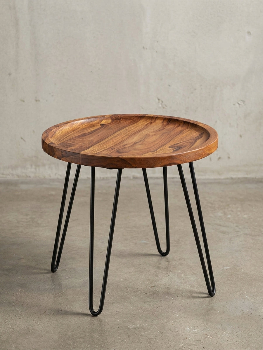 Freigestellter Couchtisch mit runder Holzplatte (45x45x40 cm) und drei schwarzen Haarnadelbeinen. Kompaktes Design aus Massivholz und Metall für moderne, kleine Wohnzimmer._