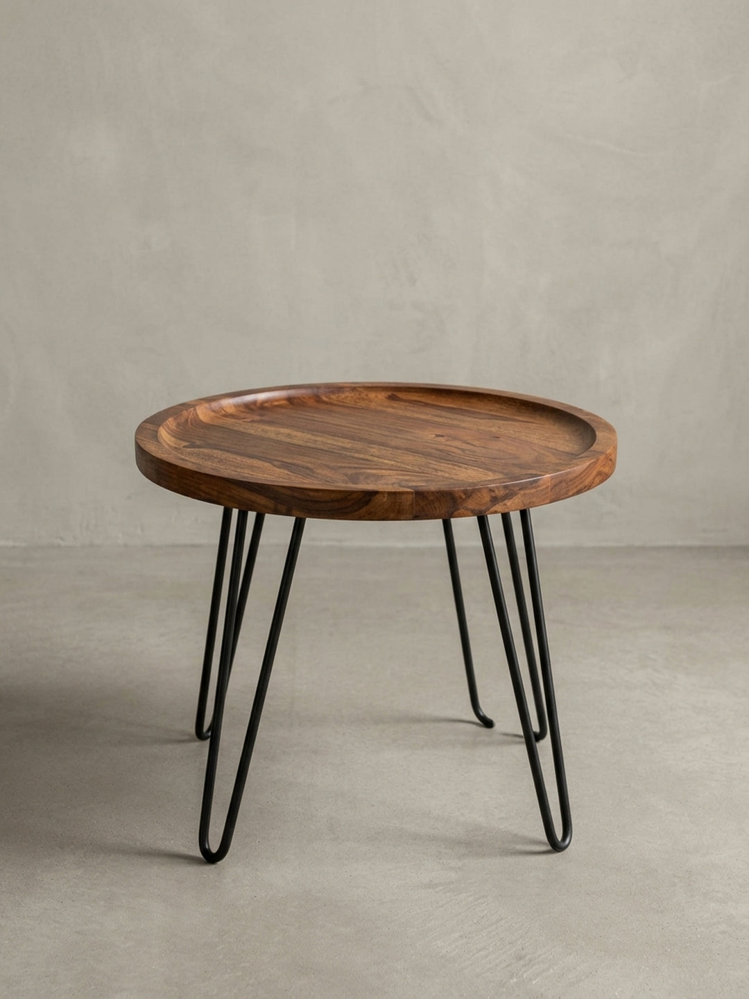 Alternativer Winkel des kompakten Kaffeetisches aus Holz und Metall. Die Kombination aus rustikalem Sheesham und industriellem Design passt perfekt zum angesagten Urban Style._