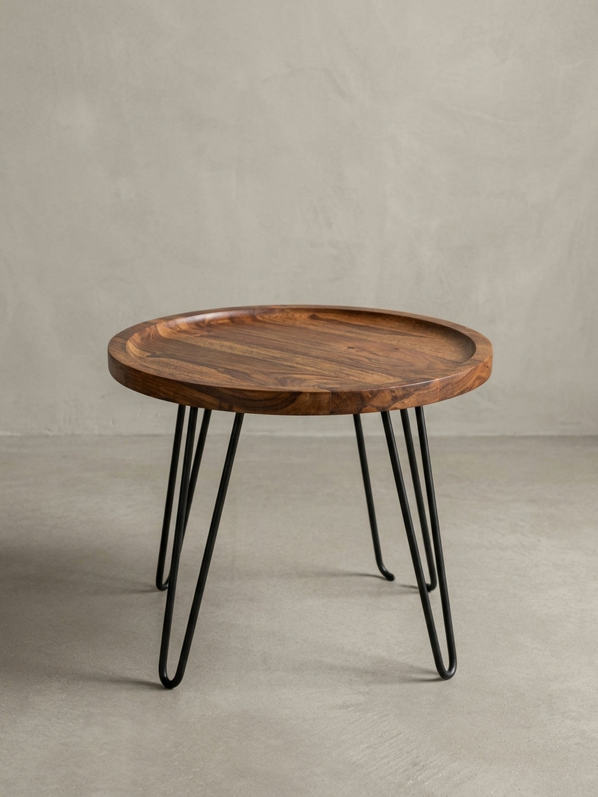 Alternativer Winkel des kompakten Kaffeetisches aus Holz und Metall. Die Kombination aus rustikalem Sheesham und industriellem Design passt perfekt zum angesagten Urban Style.
