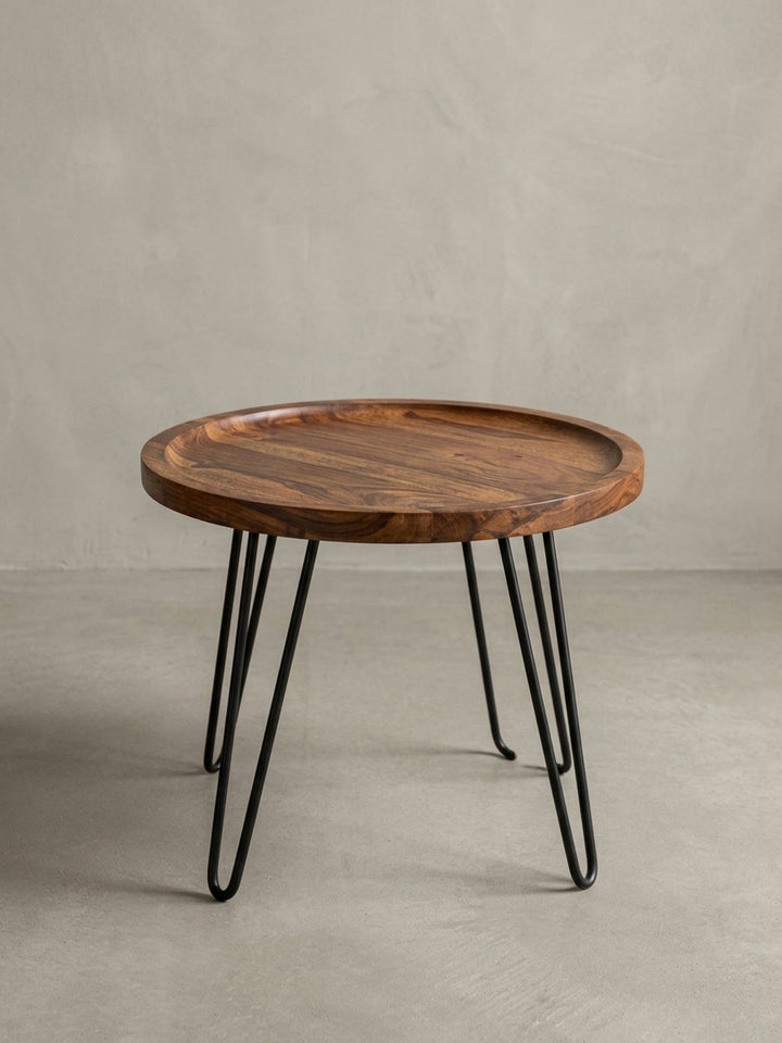 Alternativer Winkel des kompakten Kaffeetisches aus Holz und Metall. Die Kombination aus rustikalem Sheesham und industriellem Design passt perfekt zum angesagten Urban Style._