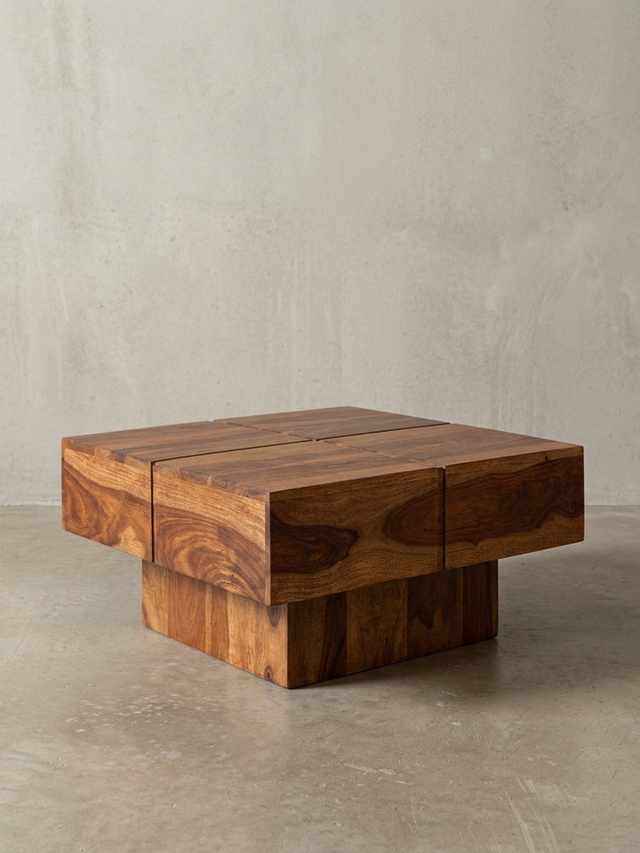 Seitenansicht des 30 cm hohen Kaffeetisches, die das klare Design mit dem überstehenden Oberteil und dem stabilen Mittelfuß aus Massivholz zeigt._