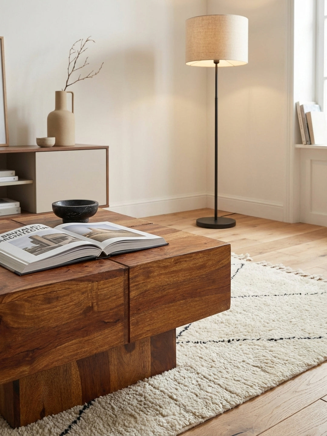 Detailaufnahme der lebendigen Maserung des Sheesham Massivholzes, die dem Couchtisch 58x58 cm seinen einzigartigen und natürlichen Charakter verleiht._