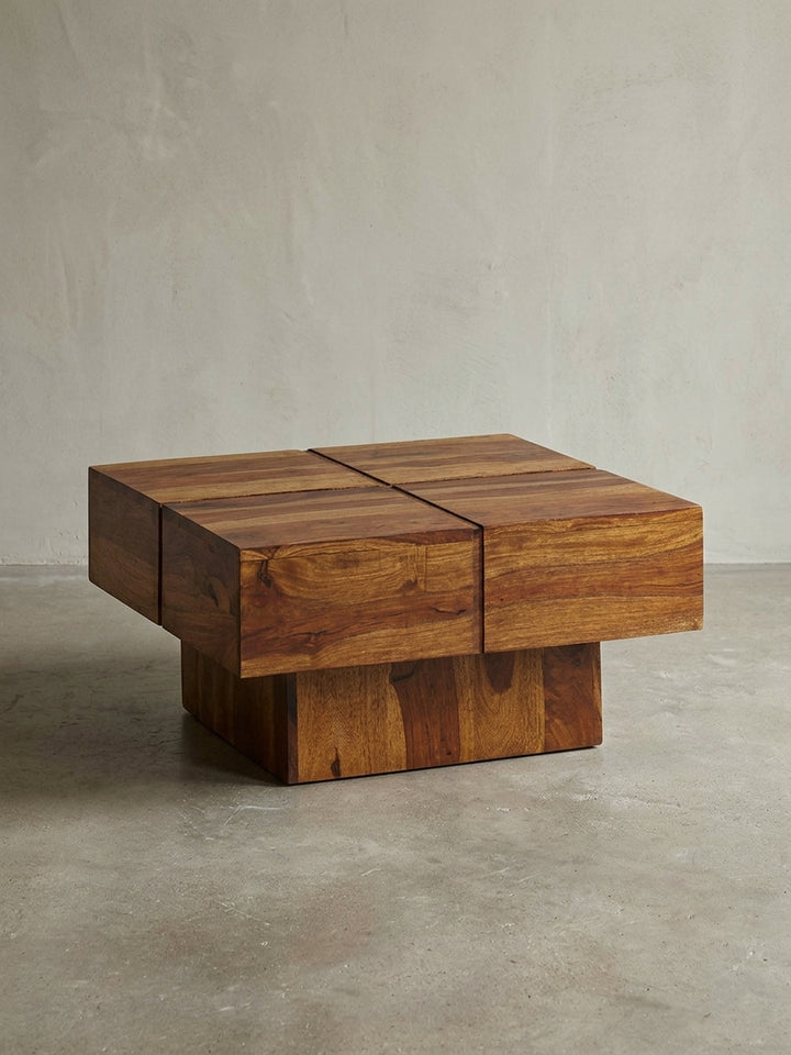 Design Couchtisch aus massivem Sheesham Holz, quadratisch 58x58 cm, mit markantem Sockelfuß und geometrischer Tischplatte, freigestellt auf weißem Hintergrund._