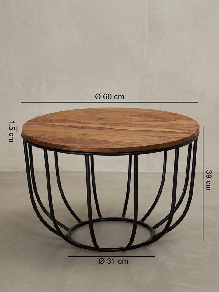 Detailansicht der robusten Konstruktion des runden Couchtisches. Die 1,5 cm dicke Holzplatte ist sicher mit dem stabil verschweißten, schwarzen Eisengestell des Tisches verbunden._