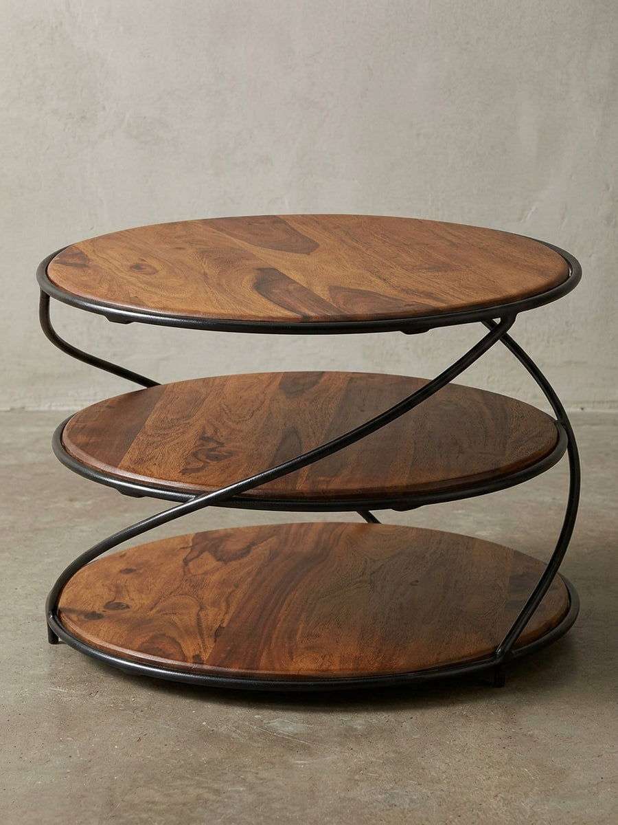 Dreistöckiger Couchtisch 58x40,5 cm mit Sheeshamholz-Platten und schwarzem Metallgestell, freigestellt auf weißem Hintergrund._