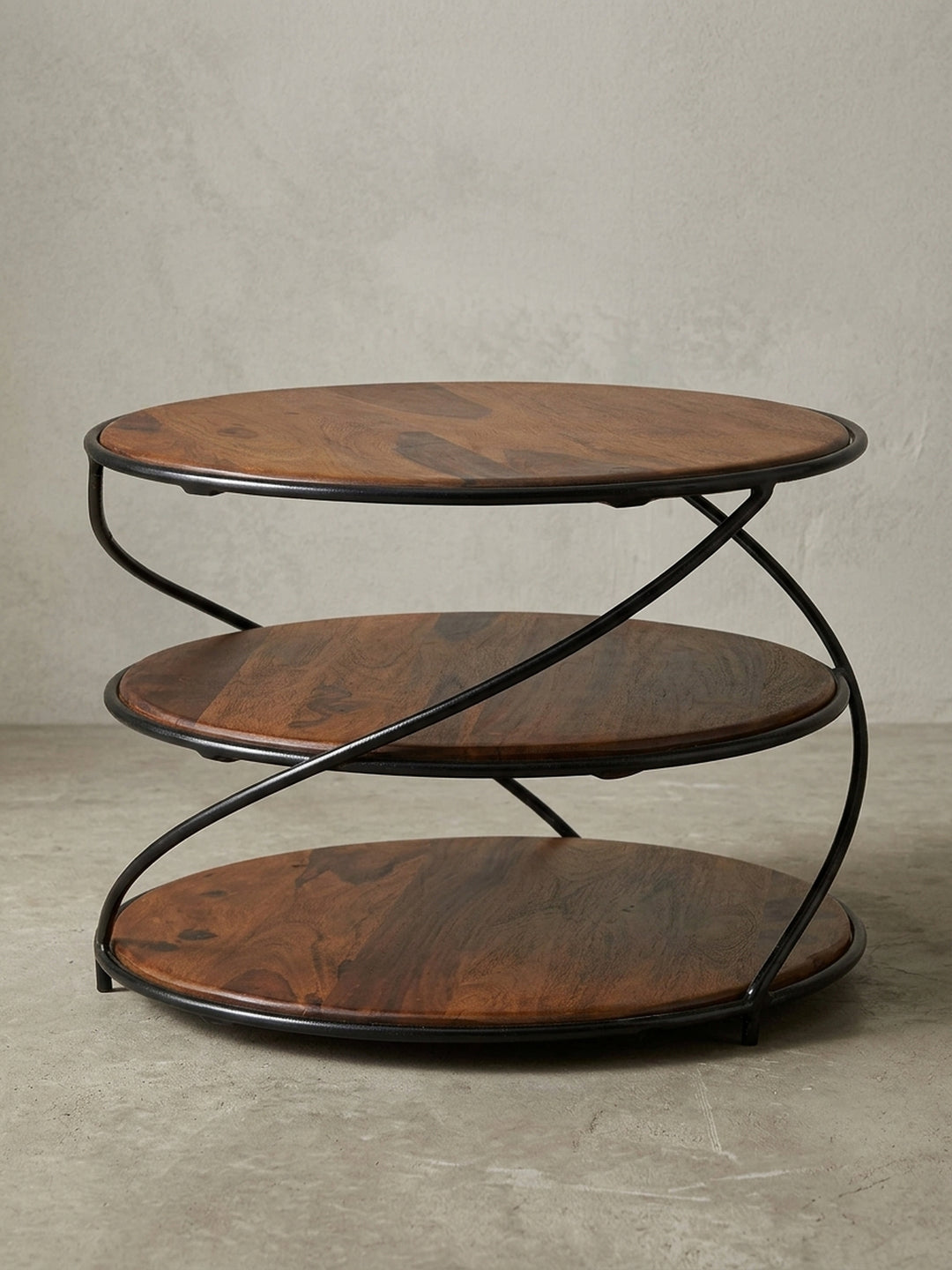 Gesamtansicht des modernen Couchtischs, der das einzigartige Design mit drei Ebenen und die hochwertige Materialkombination zusammenfasst._
