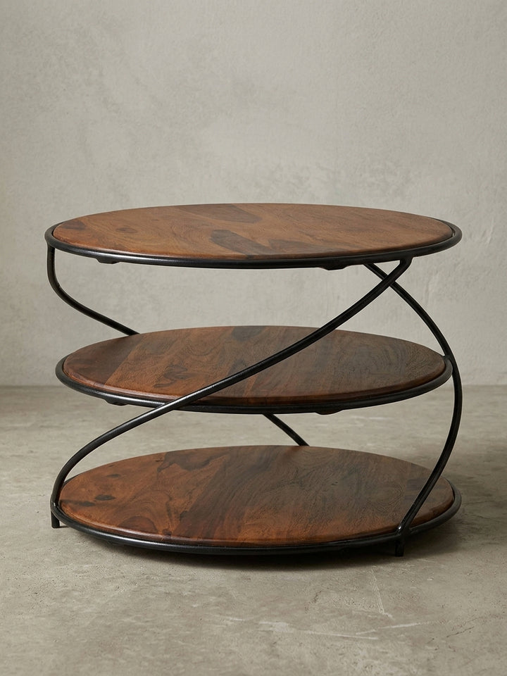 Gesamtansicht des modernen Couchtischs, der das einzigartige Design mit drei Ebenen und die hochwertige Materialkombination zusammenfasst._