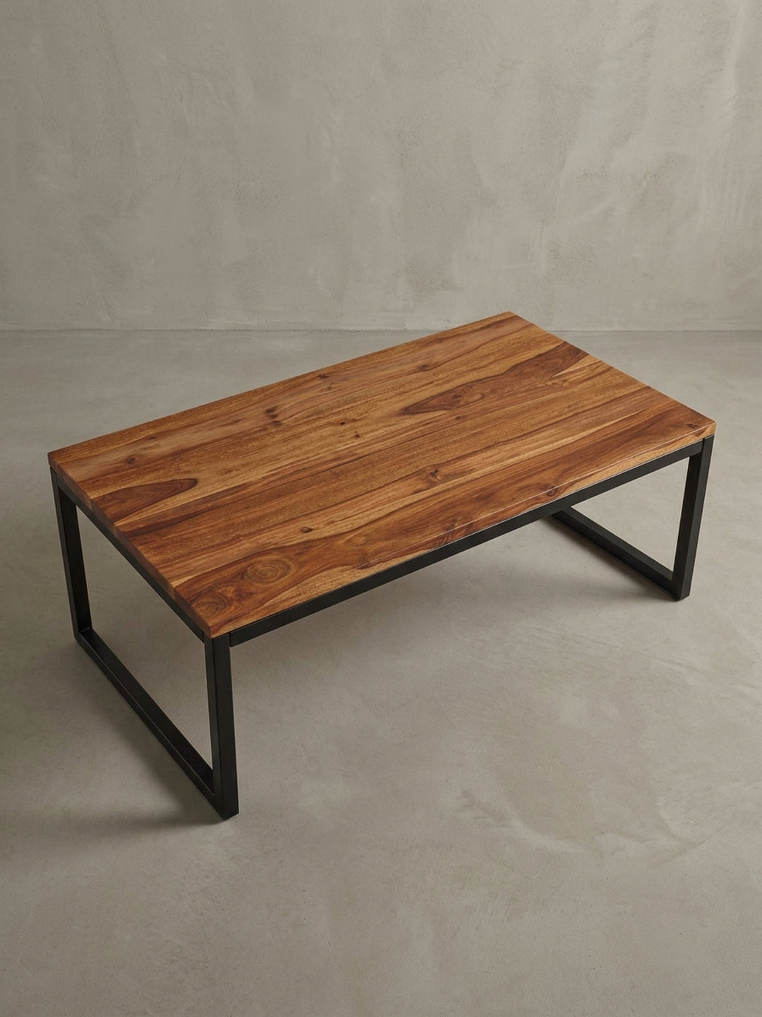 Eleganter Wohnzimmertisch aus Sheesham Holz und Metall aus einer anderen Perspektive, die die Tiefe der Holzmaserung betont._