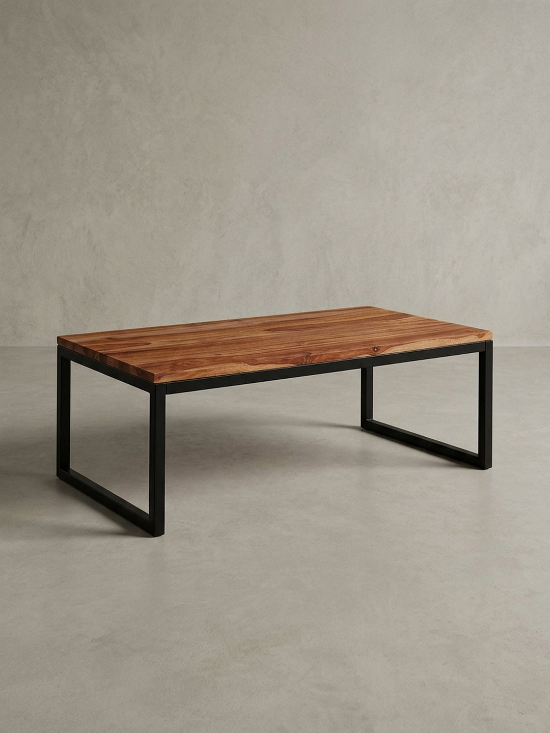 Gesamtüberblick des Couchtischs aus Massivholz und Metall, der das Zusammenspiel der warmen Holzoberfläche und des kühlen schwarzen Gestells darstellt._