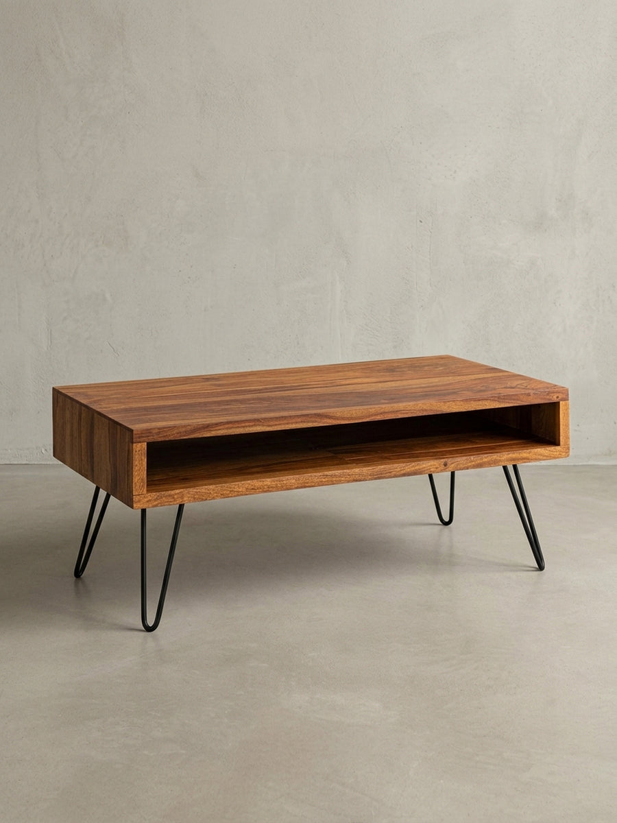 Perspektivische Ansicht des massiven Holztisches für das Wohnzimmer, die den Kontrast zwischen dem robusten Korpus und den leichten Hairpin-Legs unterstreicht._