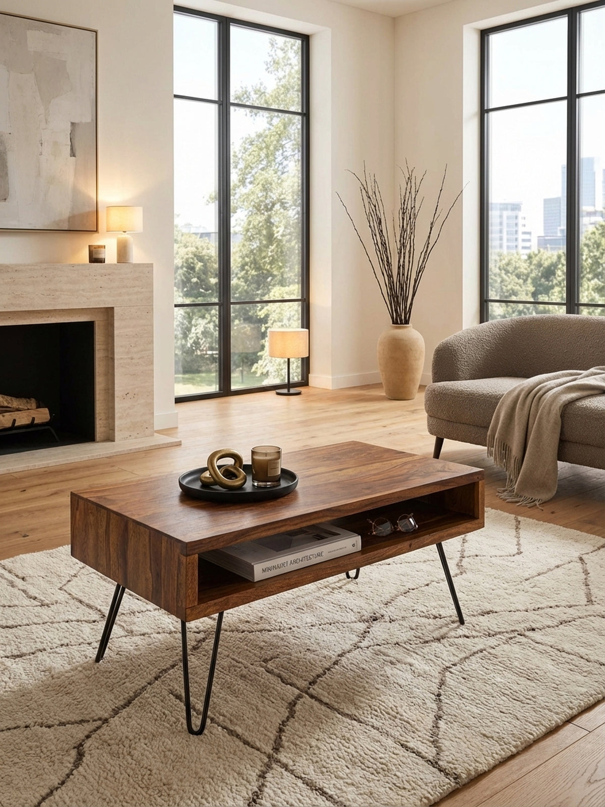 Eleganter Couchtisch aus massivem Sheeshamholz im Wohnzimmer, kombiniert mit einem modernen Sofa und einem beigen Teppich, der eine warme und einladende Atmosphäre schafft.
