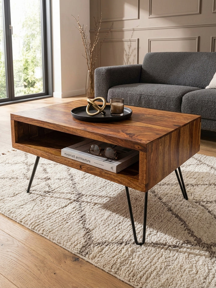 Detailaufnahme der einzigartigen Maserung des Sheesham Massivholz Couchtisches, die warme Brauntöne und die natürliche, lebendige Holzstruktur hervorhebt._