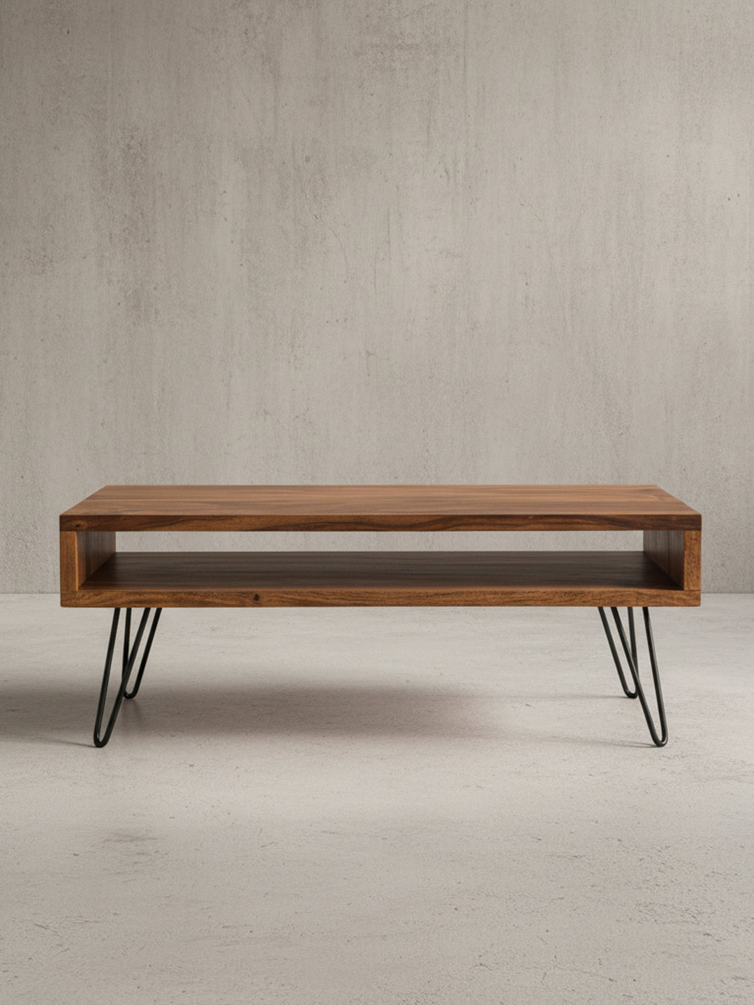 Moderner Couchtisch in 3/4-Ansicht, der die harmonische Verbindung von massivem Holzkorpus und filigranen Hairpin-Beinen im Industrial-Stil zeigt._