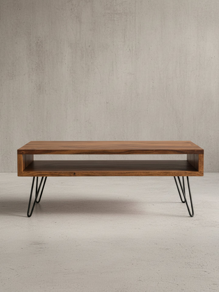 Moderner Couchtisch in 3/4-Ansicht, der die harmonische Verbindung von massivem Holzkorpus und filigranen Hairpin-Beinen im Industrial-Stil zeigt._