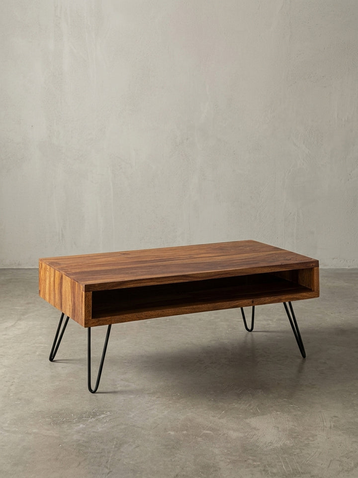 Seitenansicht des Kaffeetisches aus Massivholz, die seine schlanke Silhouette mit 40 cm Höhe und die eleganten, schrägen Metallfüße betont._