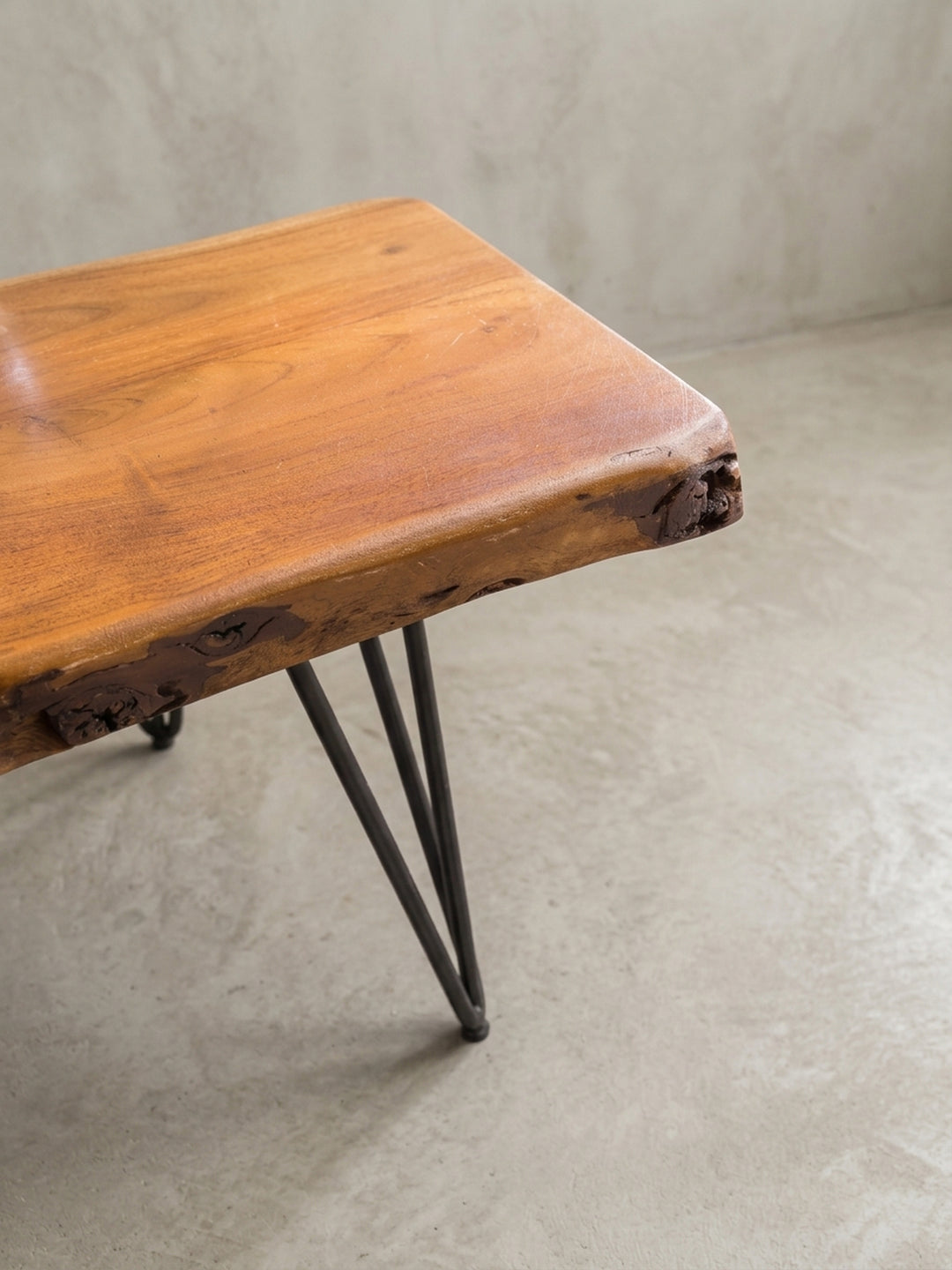 Gesamtübersicht des rustikal-modernen Landhausstil Couchtisches. Das Zusammenspiel aus edlem Sheesham Naturholz und minimalistischem Stahlgestell prägt das zeitlose Design._