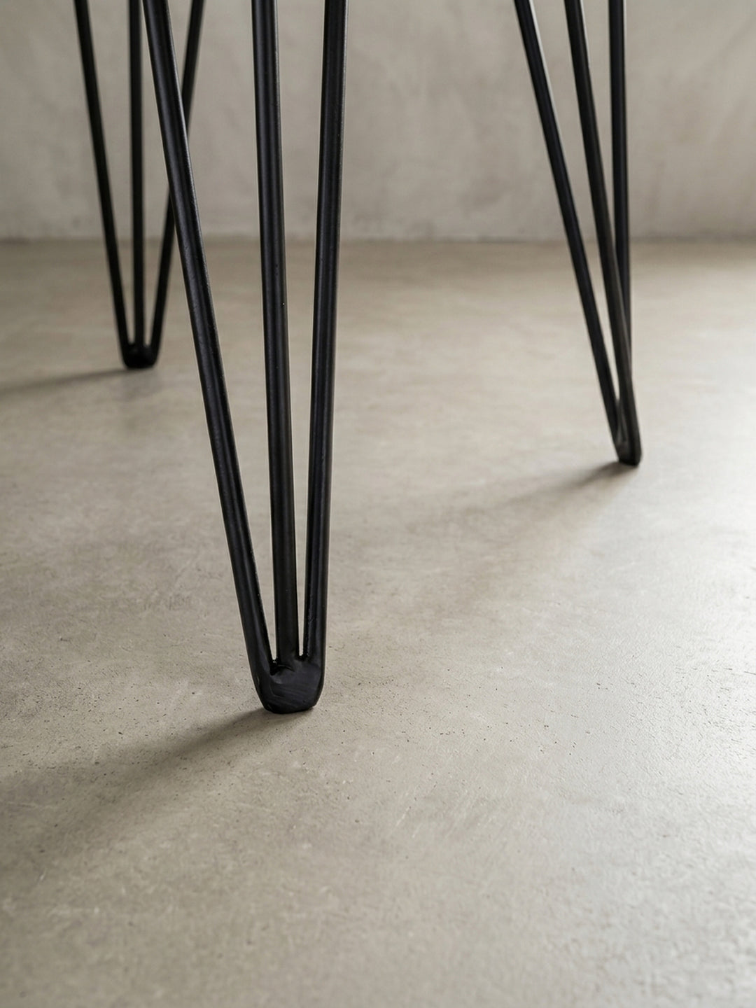 Technische Zeichnung des Massivholz Couchtisches mit exakten Maßen: Breite 56 cm, Tiefe 51 cm und Höhe 38 cm. Die Tischplatte hat eine Materialstärke von massiven 4 cm._