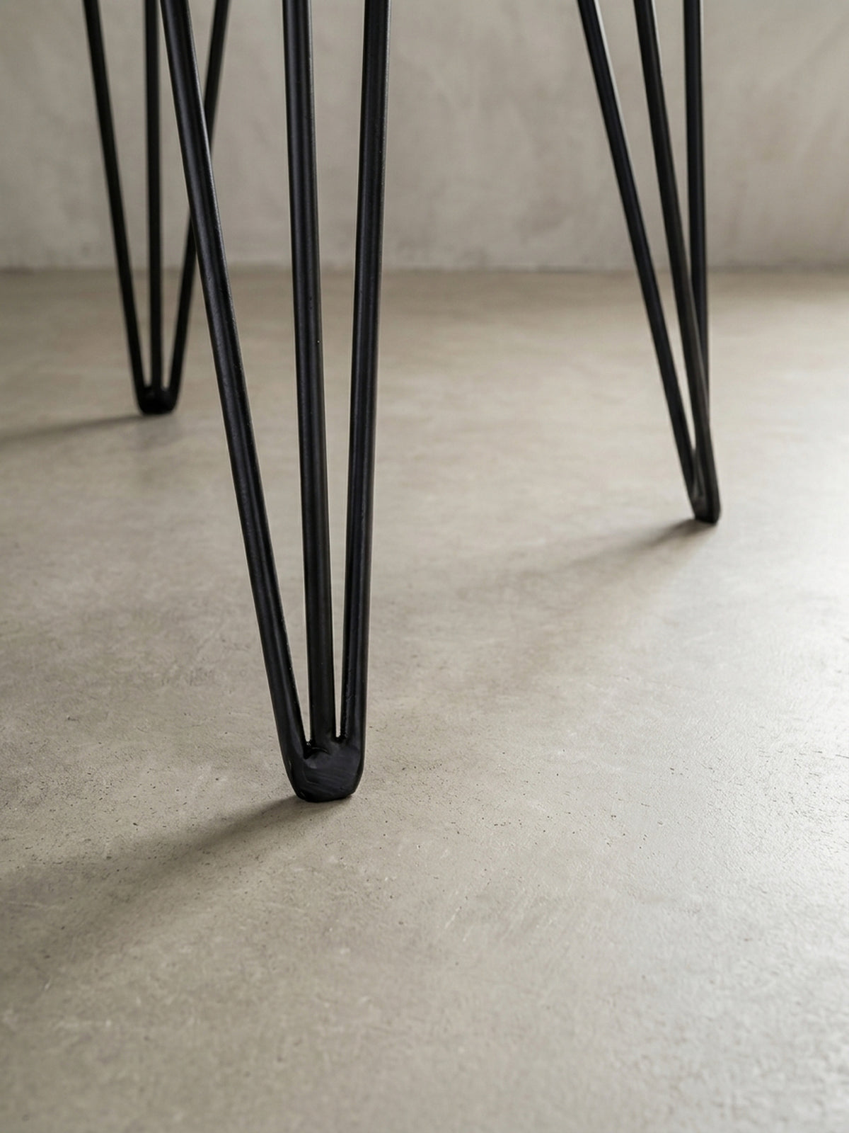 Technische Zeichnung des Massivholz Couchtisches mit exakten Maßen: Breite 56 cm, Tiefe 51 cm und Höhe 38 cm. Die Tischplatte hat eine Materialstärke von massiven 4 cm.