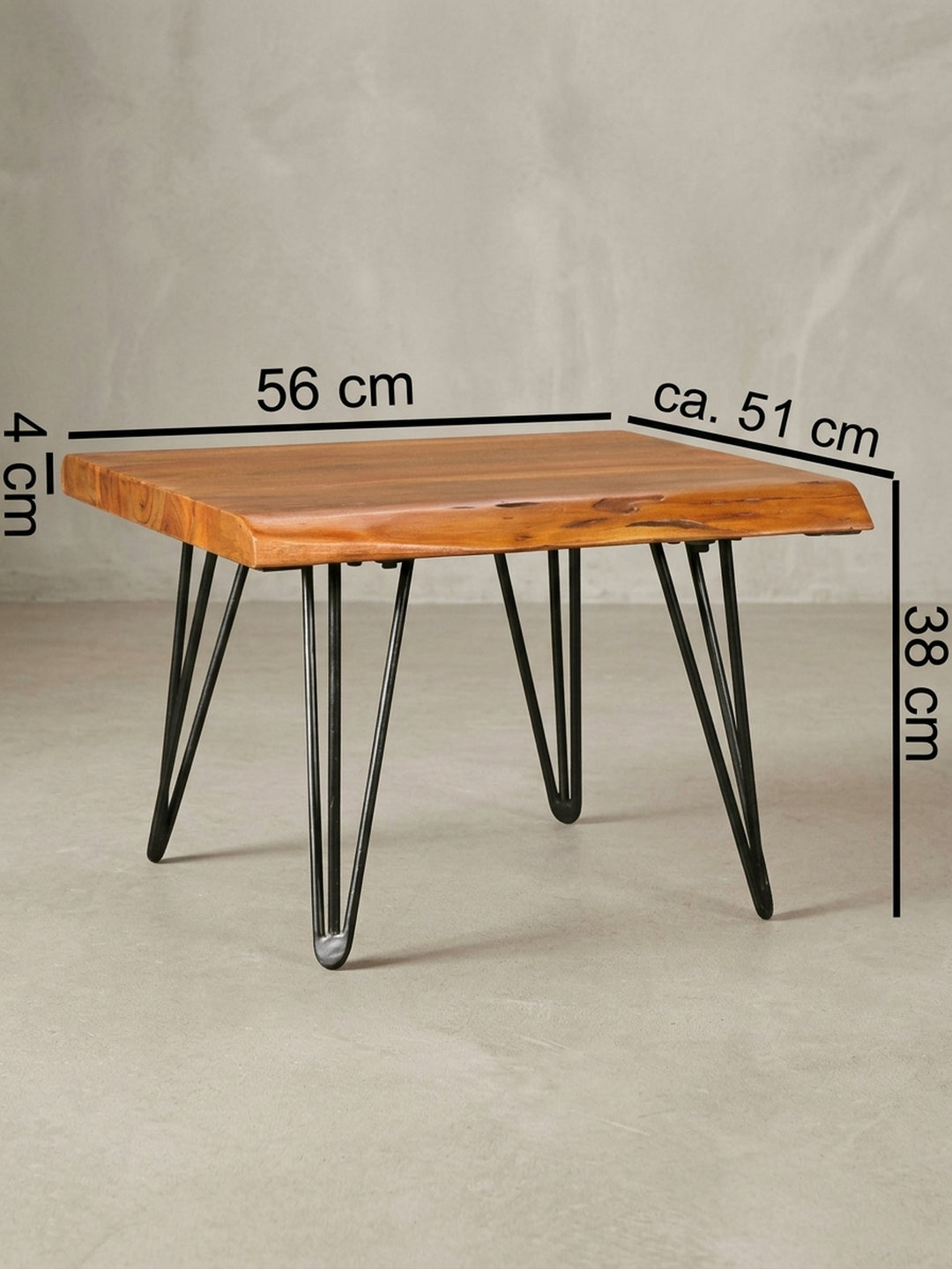 Detailansicht der Tischrückseite und der stabilen Beinverschraubung. Der handgefertigte Massivholztisch überzeugt durch hochwertige Verarbeitung und filigranes Metalldesign._