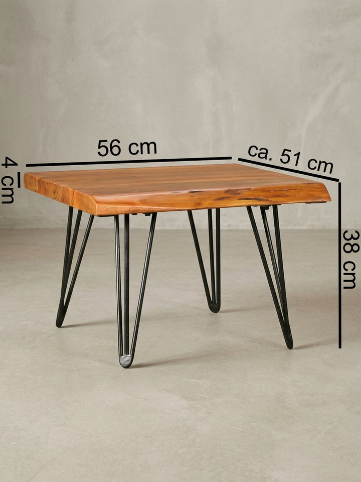 Detailansicht der Tischrückseite und der stabilen Beinverschraubung. Der handgefertigte Massivholztisch überzeugt durch hochwertige Verarbeitung und filigranes Metalldesign._